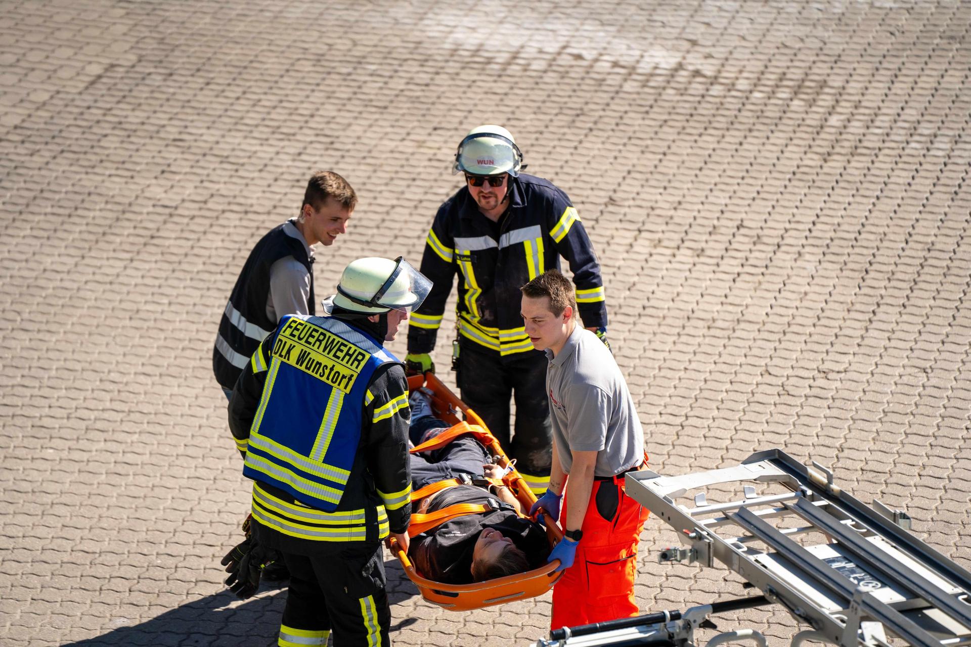 Bei der Personenrettung: Einsatzkräfte der Johanniter und der Feuerwehr. (Foto: Peer Gongoll)
