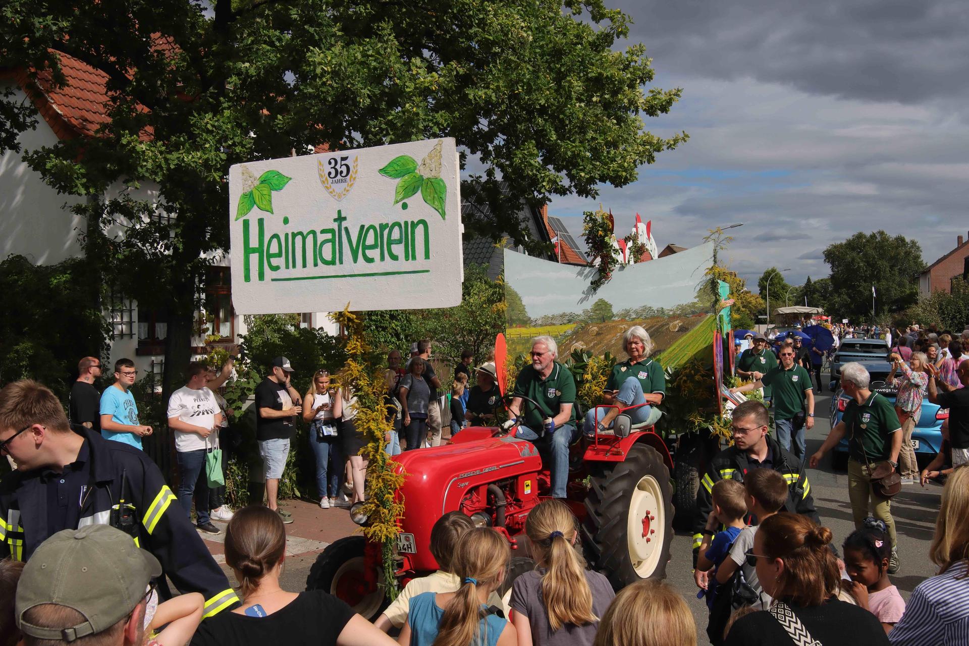 Eindrücke vom großen Festumzug. (Foto: tau)