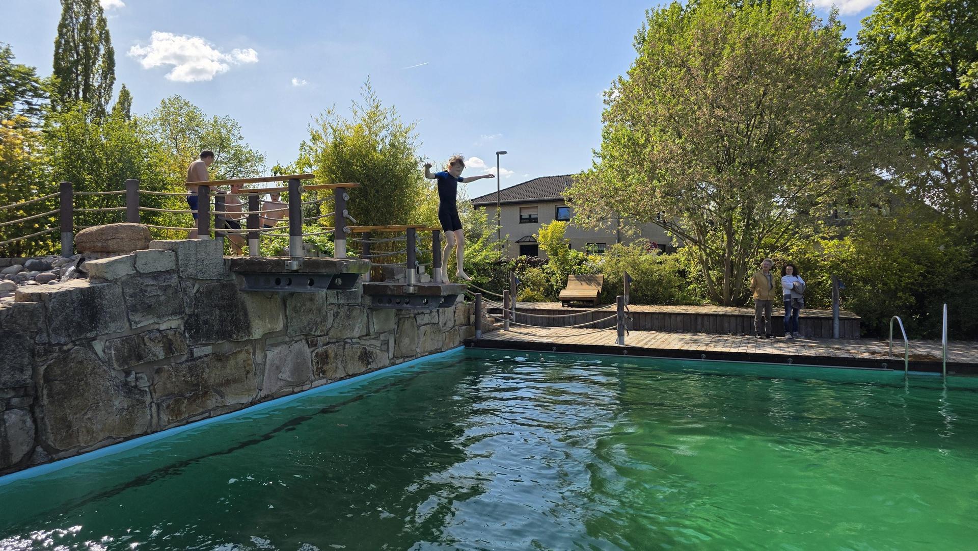 Das Wetter passt: Vom Sprungturm geht es ins Wasser. (Foto: tau)