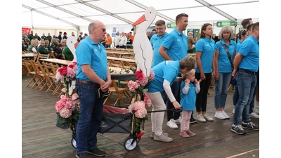 Die Klapperstörche machen Meldung im Festzelt. (Foto: gi)