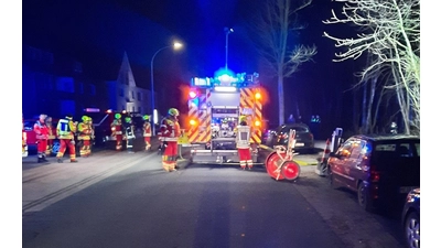 Die Fahrzeuge standen auf der Suntalstraße, die voll gesperrt war, während der Löscharbeiten. (Foto: privat)