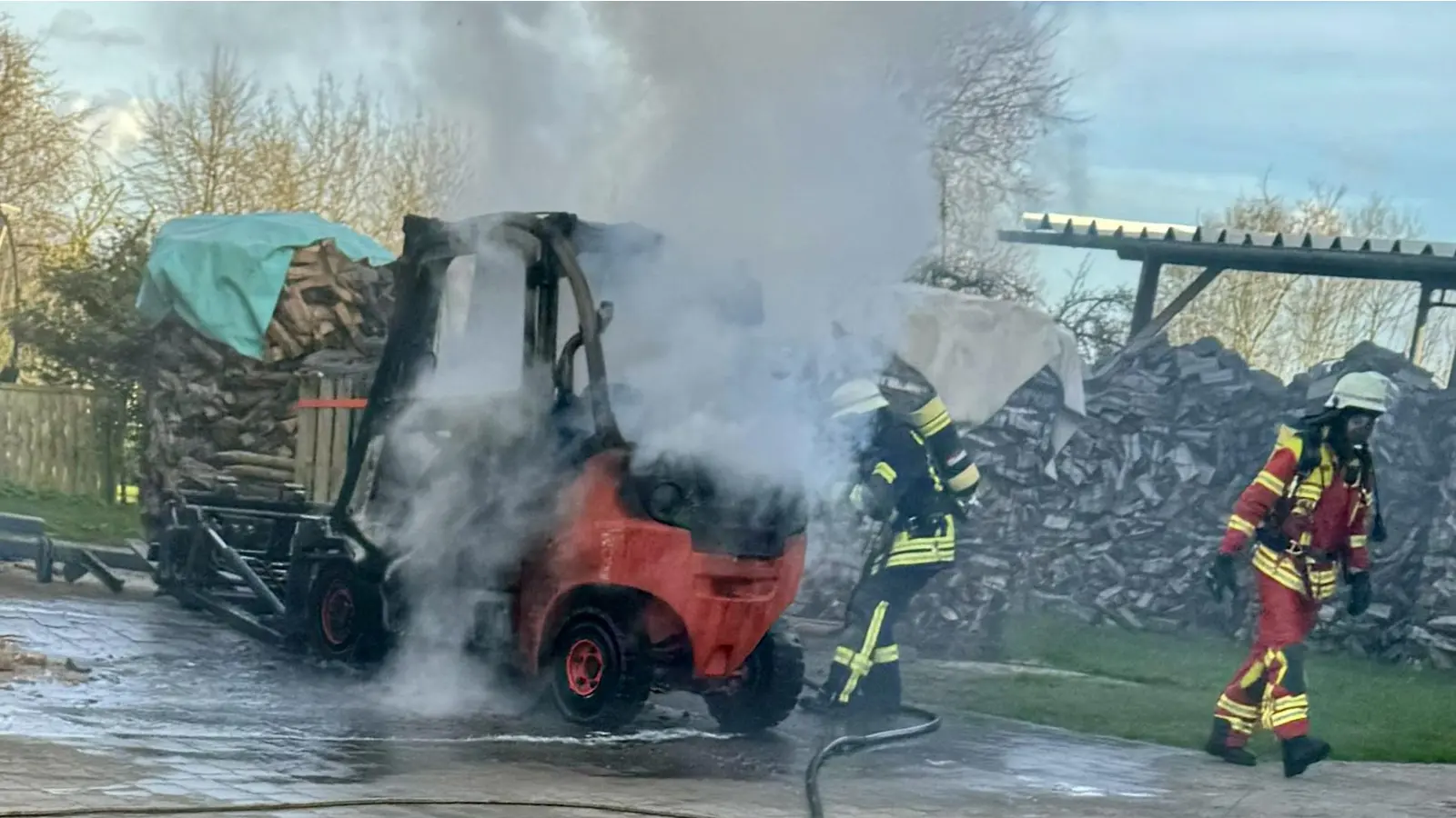 Kräfte der Feuerwehr Minden löschen das Feuer unter schwerem Atemschutz. (Foto: privat)