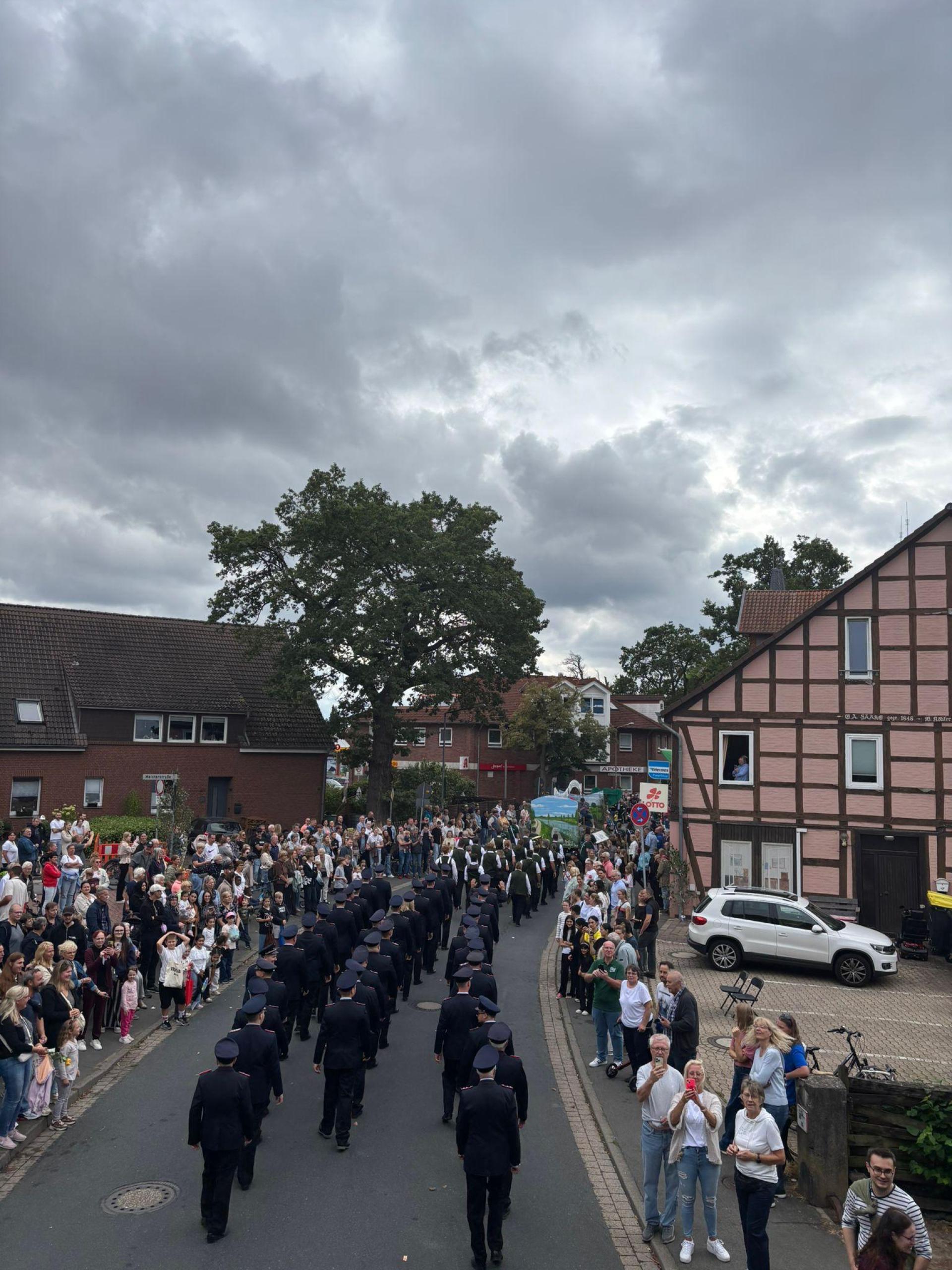 An der Hauptstraße: Viele Zuschauer verfolgen den großen Festumzug. (Foto: privat)