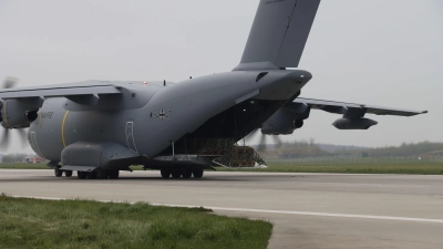 Ein A400M wird bei laufendem Triebwerk entladen.  (Foto: Bundeswehr)