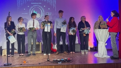 Auf der Bühne (v.li.): Michelle Lehmann, Milena Nowak, Finnja Rutsatz, Henri Idel, Dailya-Daylin Tas, Elke Helma Rothämel, Katharina Napp und Brigitte Naber, (Foto: privat)