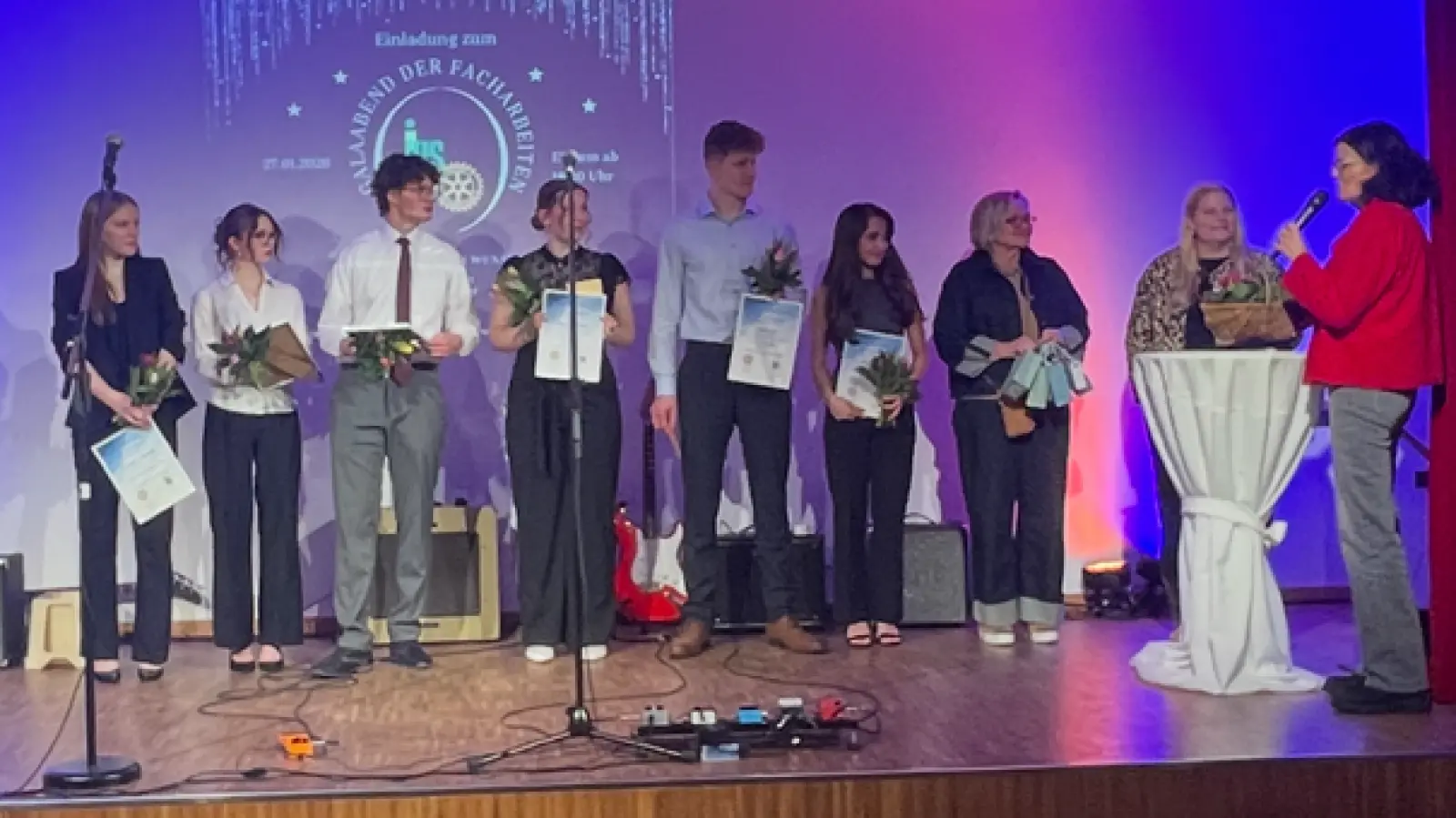 Auf der Bühne (v.li.): Michelle Lehmann, Milena Nowak, Finnja Rutsatz, Henri Idel, Dailya-Daylin Tas, Elke Helma Rothämel, Katharina Napp und Brigitte Naber, (Foto: privat)