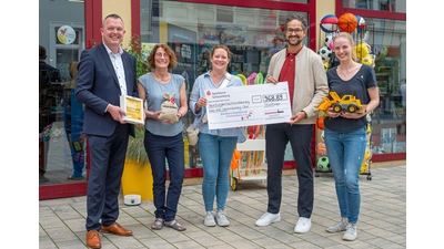 Natalie Rahe (Mitte) und Fabian Grote (Links) vom Kinderschutzbund freuen sich über die große Spende. Anja Adelt, Benjamin Jelitto und Adelt´s Tocher Lena Witte, machten es durch das Pflasterfest möglich. (Foto: wk)