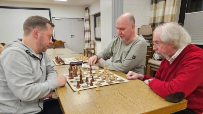 Sprechen über entscheidende Züge (v.li.): Simon Kanwischer, Frank Kettner-Nikolaus und Friedrich Meier. (Foto: privat)