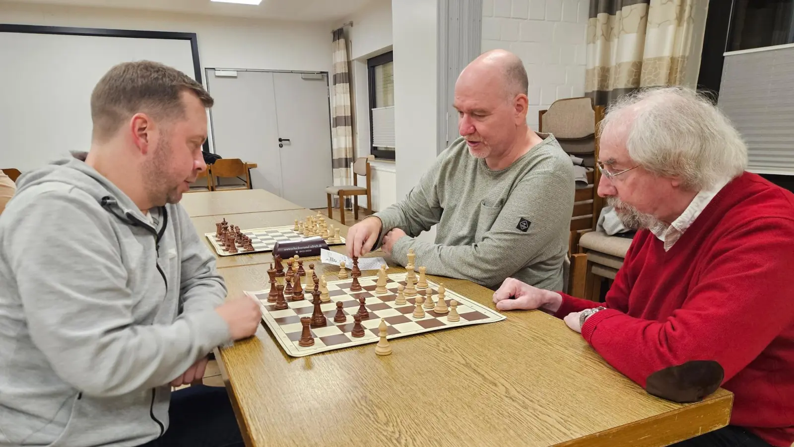 Sprechen über entscheidende Züge (v.li.): Simon Kanwischer, Frank Kettner-Nikolaus und Friedrich Meier. (Foto: privat)