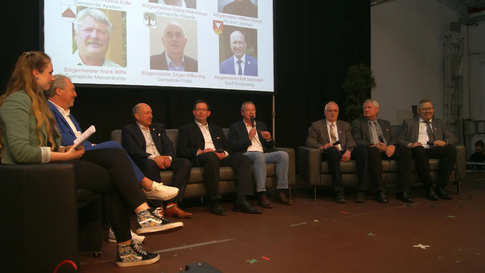 Andrea Göttling (li.) in der Talkrunde mit Thomas Wolf, und den Bürgermeistern Ralf Sassmann, Tobias Steinmeyer, Wilfried Mundt, Jürgen Wilkening, Frank Witte und Andreas Kölle. (Foto: gk)