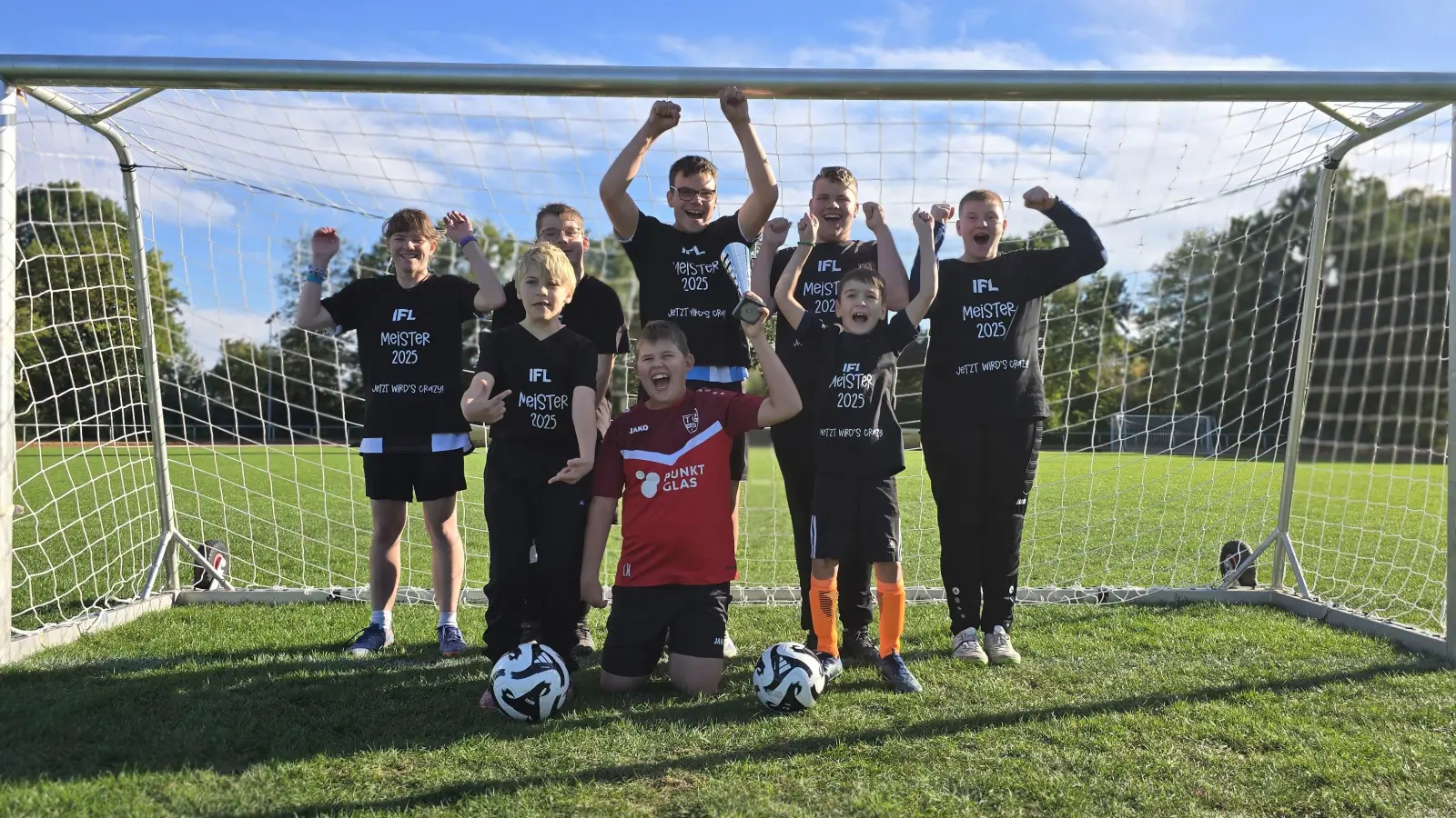 Haben allen Grund zu jubeln: Die CrazyKicker aus Wunstorf. (Foto: privat)