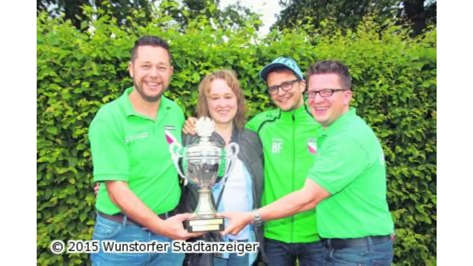 TSV-Vorstand holt den Pokal (Foto: gi)