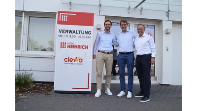 Ein gut gelauntes Geschäftsführer-Trio vor der Stadthäger Firmenzentrale: v.l.n.r.: Jonas, Henning, Heiner Struckmann (Foto: ab)