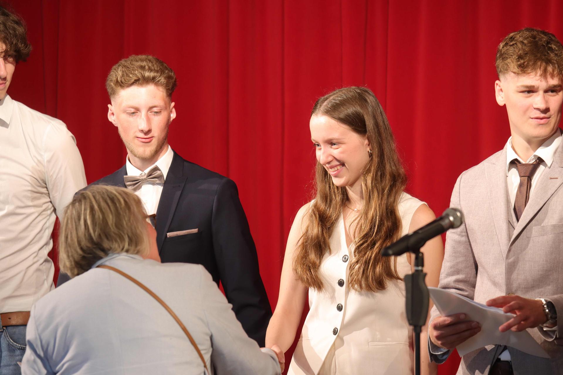 Zeugnisübergabe: Der Abiturjahrgang 2025 der Evangelischen IGS. (Foto: tau)