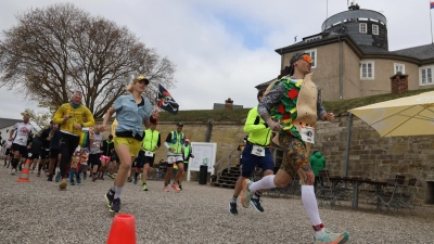 Nur noch 120 Runden: Nach dem Startschuss zum dritten Wilhelmstein-Marathon kamen die Starter noch oft auf der „Start-Ziel-Geraden“ vorbei - teils in fantasievollen Verkleidungen.  (Foto: Oliver Seitz)