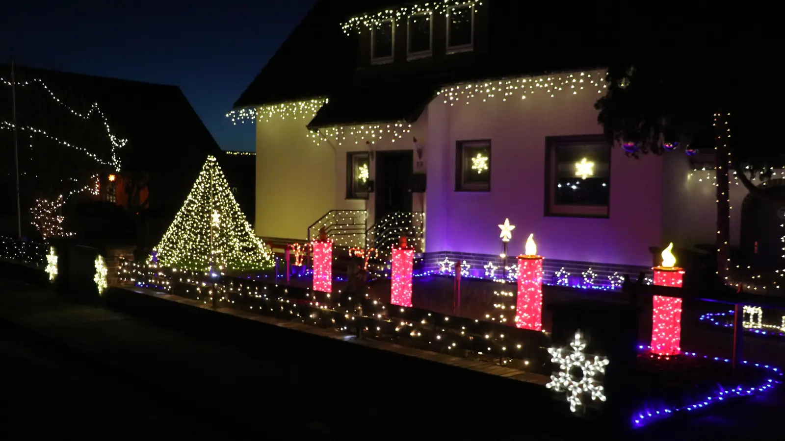 Weihnachtliche Motive schmücken Haus und Garten in Großenheidorn.  (Foto: gi)