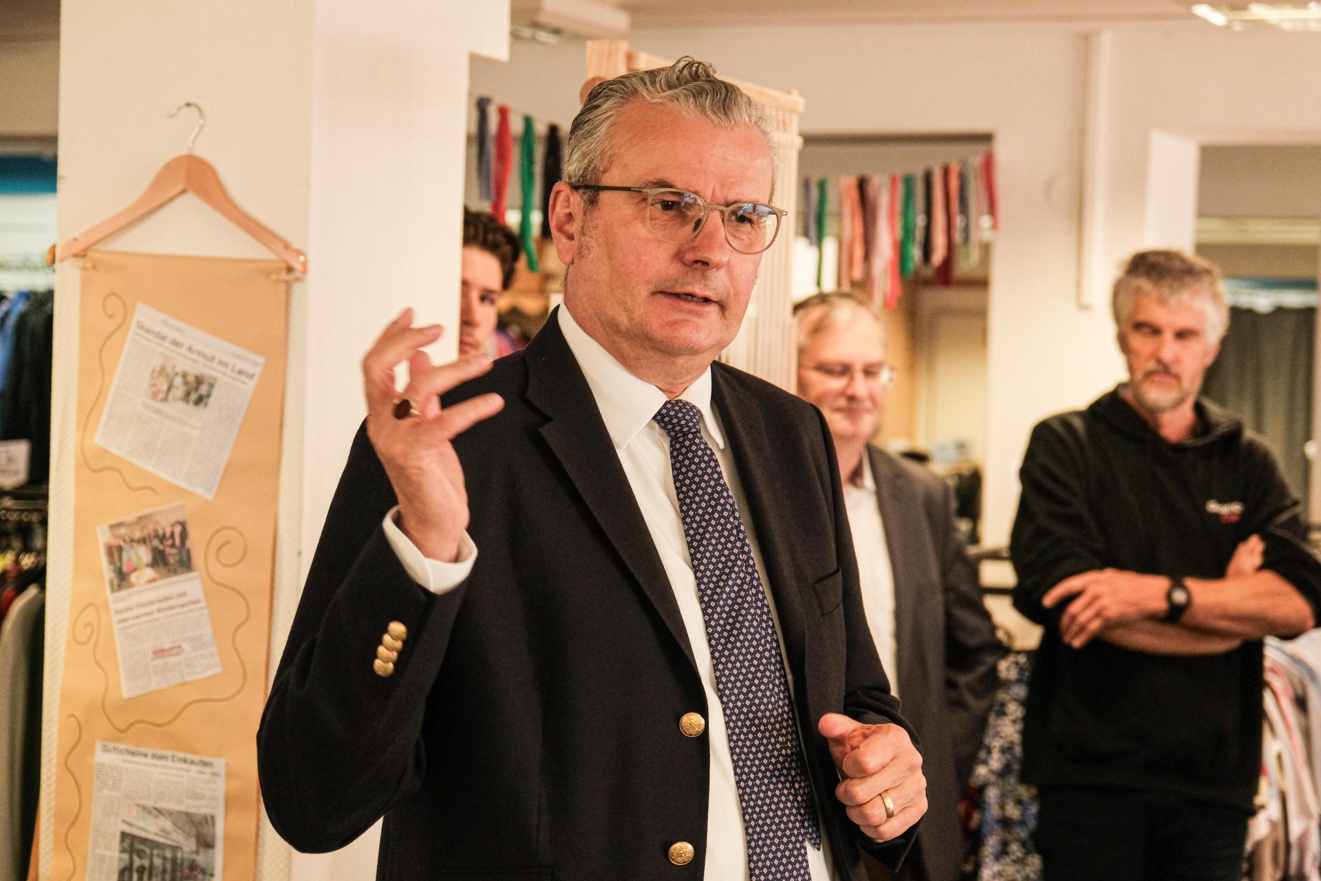 Hält eine Rede: Hans-Joachim Lenke, Vorstandssprecher der Diakonie in Niedersachsen. (Foto: Mirko Bartels)