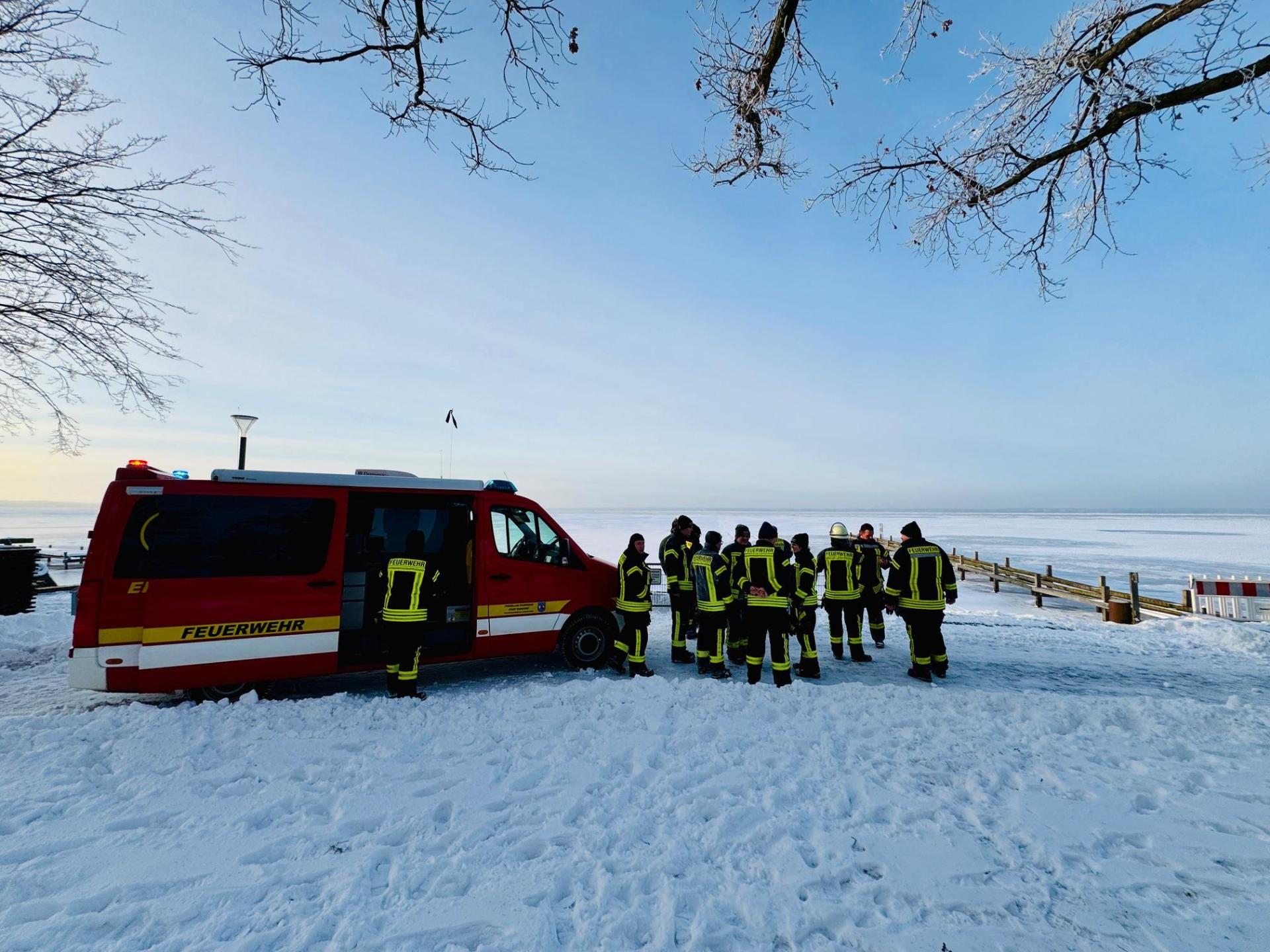 Vor Ort am Ufer: Die Einsatzkräfte der Feuerwehr.  (Foto: Feuerwehr)