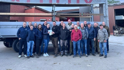 Bei der Übergabe des neuen Anhängers: Der Vorstand der Landjugend Nord-Calenberg sowie Vertreter der Jagdgenossenschaft, der Interessengemeinschaft Öl sowie die beteiligten Landwirte. (Foto: privat)