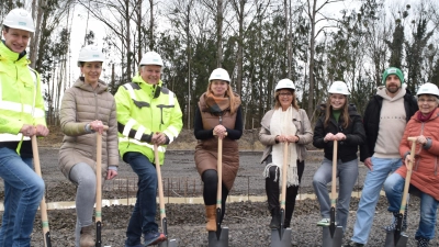 Bereit für den ersten Spatenstich (v.l.n.r.): Alexander Strolotte , Tina Oberbremer, Ulf Peters (Oberbremer Massivbau), Astrid Hahner, Renate Boesler (Integra), Lillith Oberbremer (Oberbremer Massivbau), Sven Schmauder, Lisa Langner (Integra). (Foto: ab)