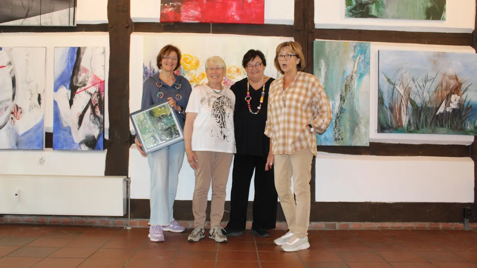 Stellen zusammen aus (v.li.): Martina Heuer, Barbara Höstmann, Suse Ilse und Heidi Siegmann. Es fehlt Barbara Rösser. (Foto: wb)