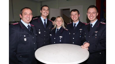 Die Vertreter der Jugendfeuerwehr (v.li.): Bilsad Ramovic, Quirin Brockmann, Eva Maria Raudszus, Fabian und Philipp Seehausen.