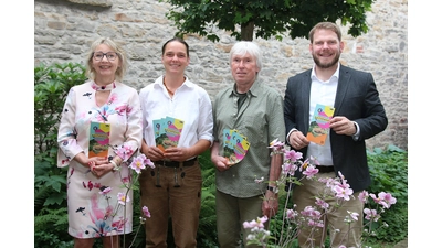 Gaby Hansel (Stiftung „Wir”), Anna-Lias Giehl und Dietmar Post vom Team des Vereins Schaumburger Bienenhaus und Marc-Oliver Kreft von der Volksbank Hameln-Stadthagen stellen das Programm 2025 der Reihe „Kulturwabe” vor.  (Foto: bb)