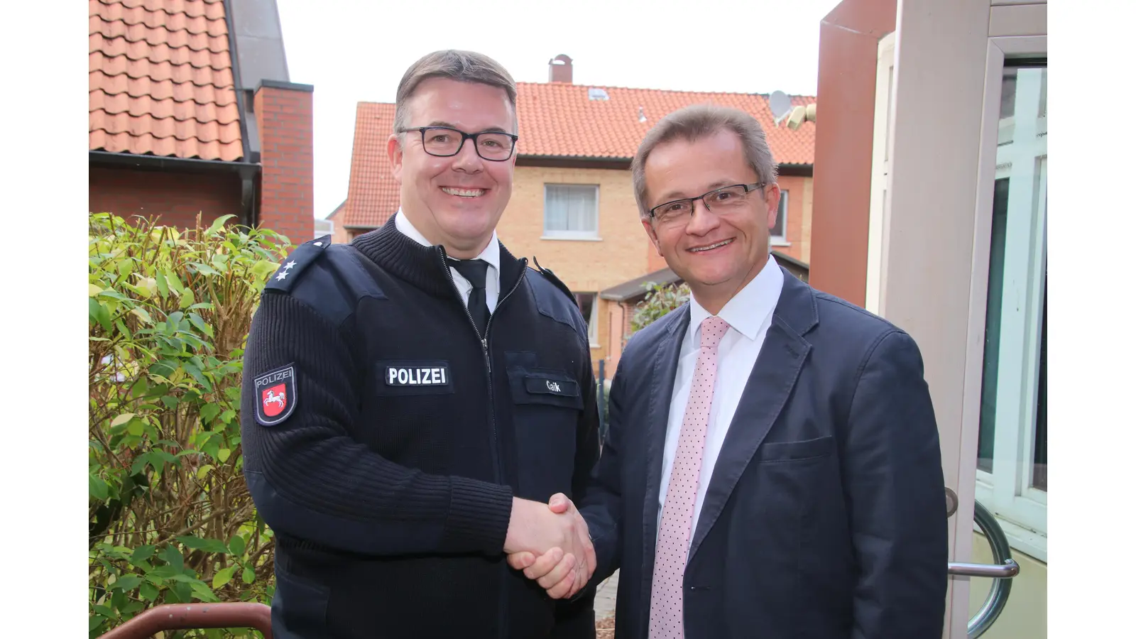 Samtgemeindebürgermeister Jörn Wedemeier begrüßt Holger Gaik. 