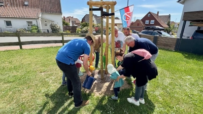 Die Mitglieder des Ortsrates und Bürgermeister Carsten Piellusch gießen mit den anwesenden Kindern den Ahornbaum an.  (Foto: privat)