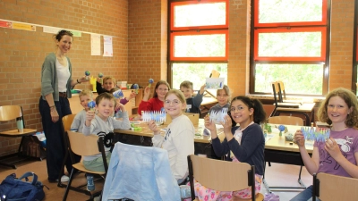 Haben sich mit dem Thema Europa beschäftigt: Lehrerin Katja Ippisch zusammen mit Schülerinnen und Schülern. (Foto: wb)