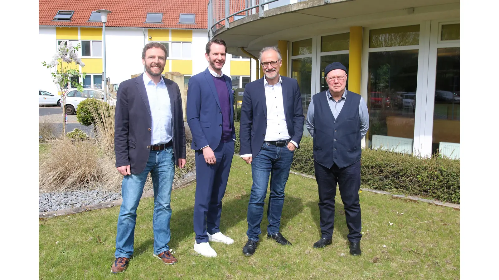 Dennis Busche (v. li.), Länger-besser-Leben-Regionalleiter der BKK24, Jörg Nielaczny, Vorstandsvorsitzender der BKK24, Lars Masurek, Wirtschaftsförderer der Stadt Stadthagen, und Thomas Bade, Vorsitzender des Vereins „Living-Care-Lab“, hoffen, in den kommenden Monaten geeignete Räumlichkeiten für das Präventionscenter in der Stadthäger Innenstadt zu finden. (Foto: Borchers, Bastian)