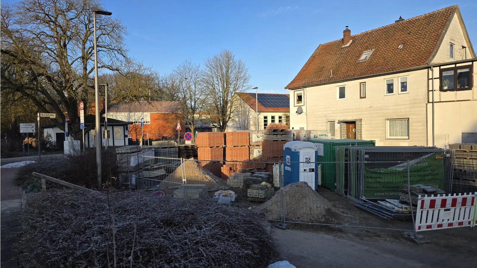 Derzeit noch ein Sammelplatz für Baumaterial: Die Hol- und Bringzone für die Stadtschule. (Foto: tau)