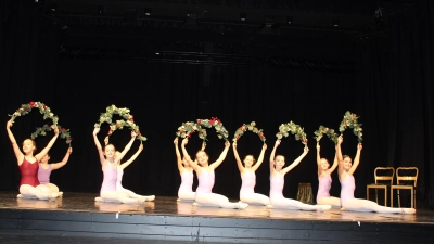 Lächlend und voll konzentriert: Ballettschülerinnnen proben das erste Bild für den Walzer zu Beginn des ersten Aktes. (Foto: wb)