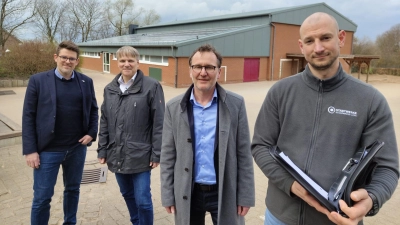 Schuldirektor Daniel Nowak (v. li.), Bürgermeister Oliver Theiß, Dirk Rabeneck, Geschäftsführer der Stadtwerke Schaumburg-Lippe, und Christopher Wulf, Solarfachberater der Stadtwerke Schaumburg-Lippe, stellen die Solaranlage auf einem Dach der Grundschule an der Bergkette vor.  (Foto: privat)