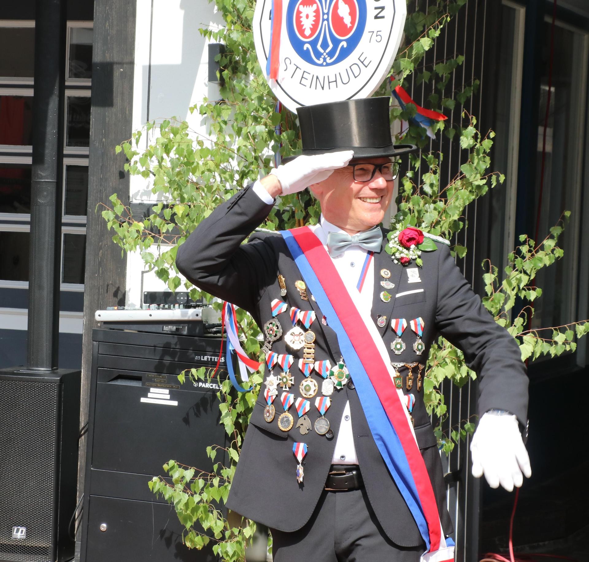 Bürgermajor Dirk Bredthauer lässt das Bataillon antreten. <br> <br> (Foto: gi)