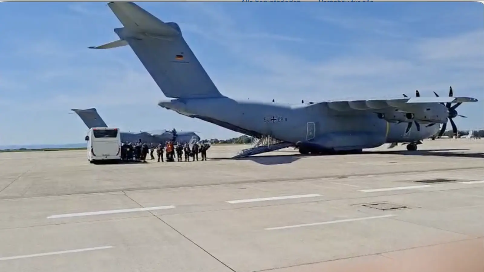Bereit für den Flug: Beladung eines A400M auf dem Wunstorfer Fliegerhorst. (Foto: gi)
