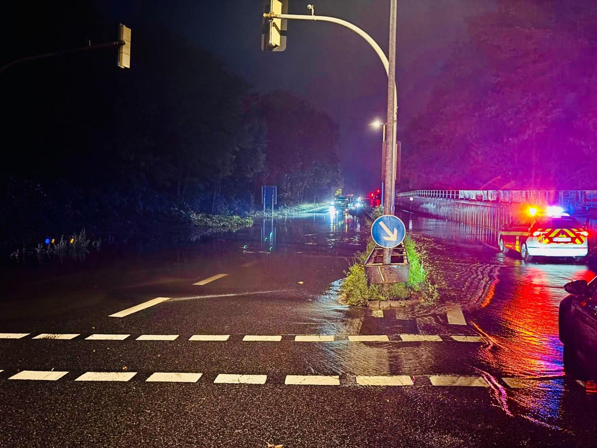 Nach dem Unwetter: Überschwemmte Straßen. (Foto: Feuerwehr)