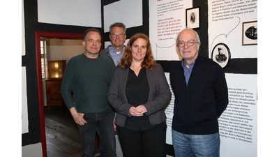 Arne Brunken, Rolf Harmening, Frauke Quurck und Wilhelm Meyer stellen das Veranstaltungsprogramm für das Wilhelm-Busch-Land 2024 vor. (Foto: Borchers, Bastian)