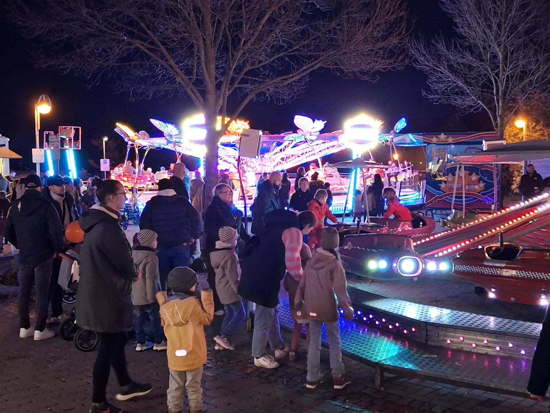 Kinder und Jugendliche nutzten die zahlreichen Fahrgeschäfte. (Foto: ds)
