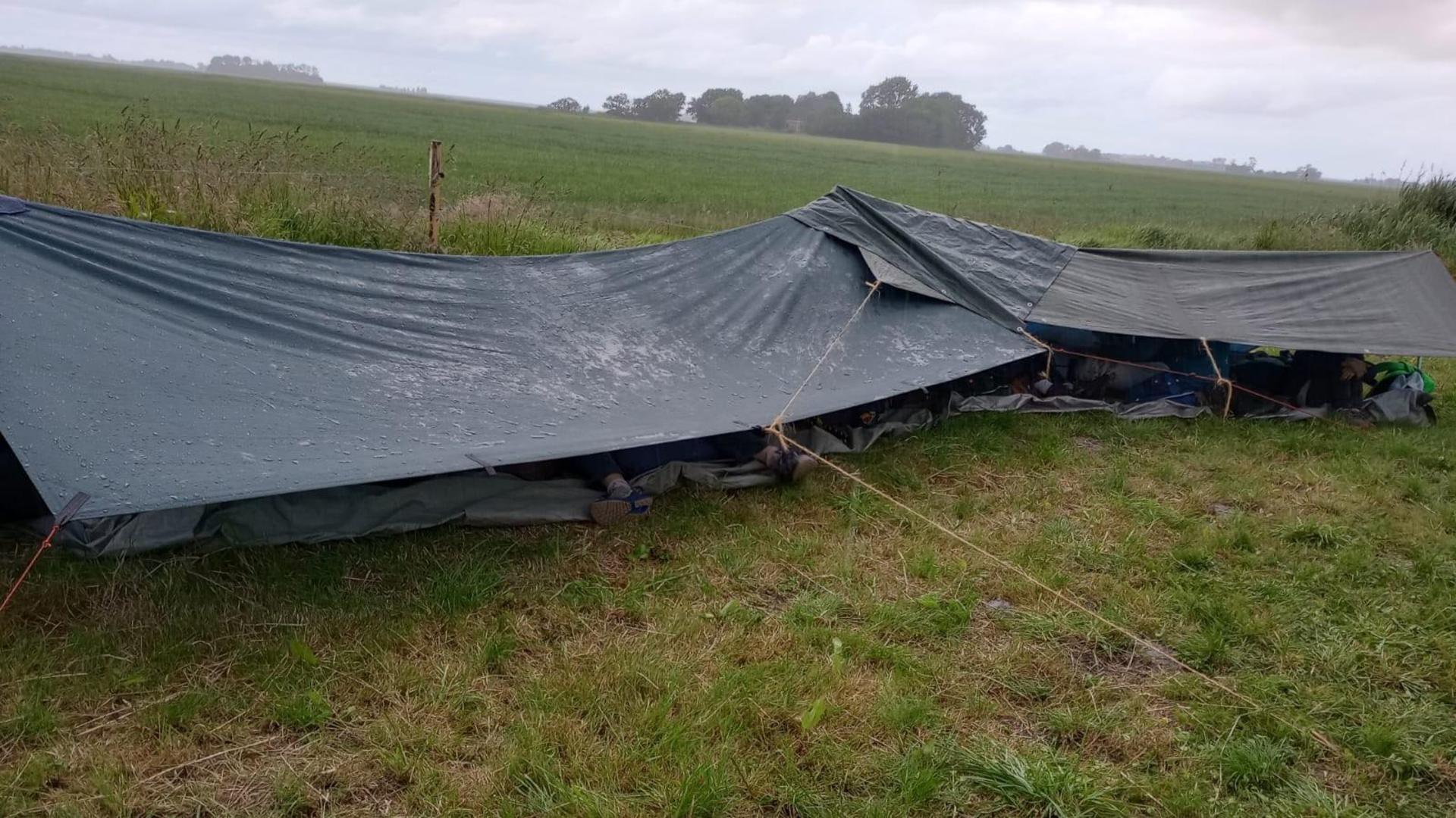 Gemeinschaftsplane als Schlafplatz bei Starkregen. (Foto: gk)