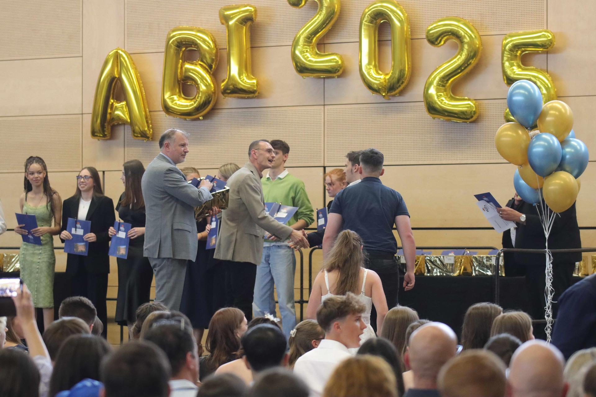 Zeugnisübergabe: Der Abiturjahrgang 2025 des Hölty-Gymnasiums. (Foto: tau)