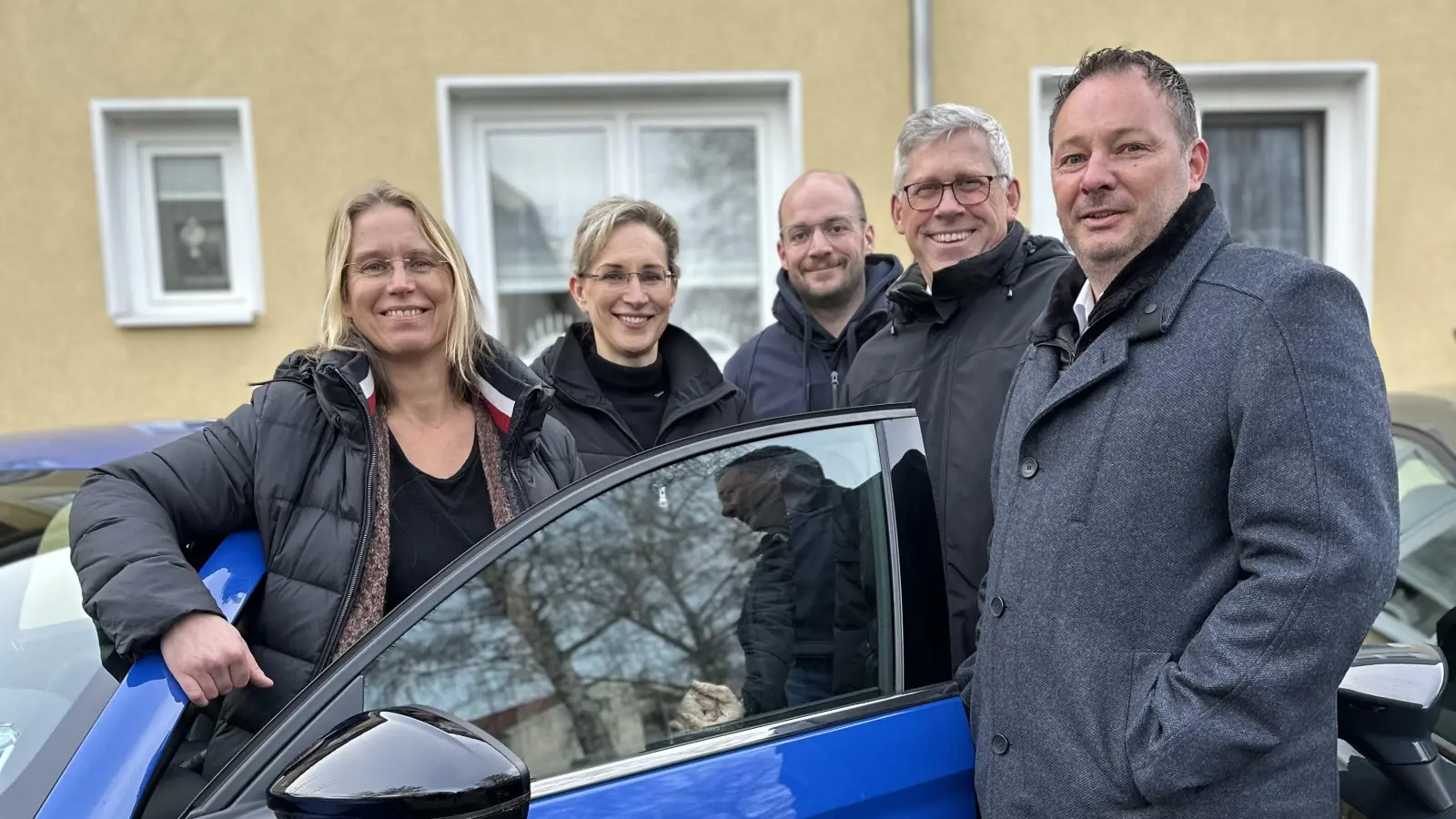 Werben für Carsharing (v.li.): Maaret Westphely, Kathrin Tietz und Jost Kemmerich (Bauverein) sowie Bürgermeister Carsten Piellusch und Markus Strahler (Volksbank). (Foto: privat)
