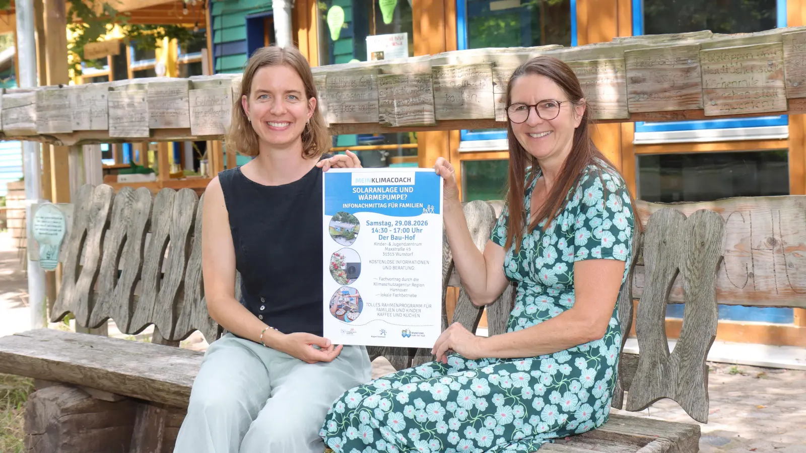 Werben für die Veranstaltung auf dem Bau-Hof: Klimaschutzmanagerin Svenja Puls (li.) und Dani Marchthaler. (Foto: tau)