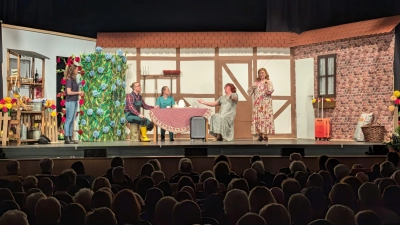 Vor ausverkauftem Haus: Die Laienspielgruppe präsentiert im Stadttheater ihr neues Stück. (Foto: privat)