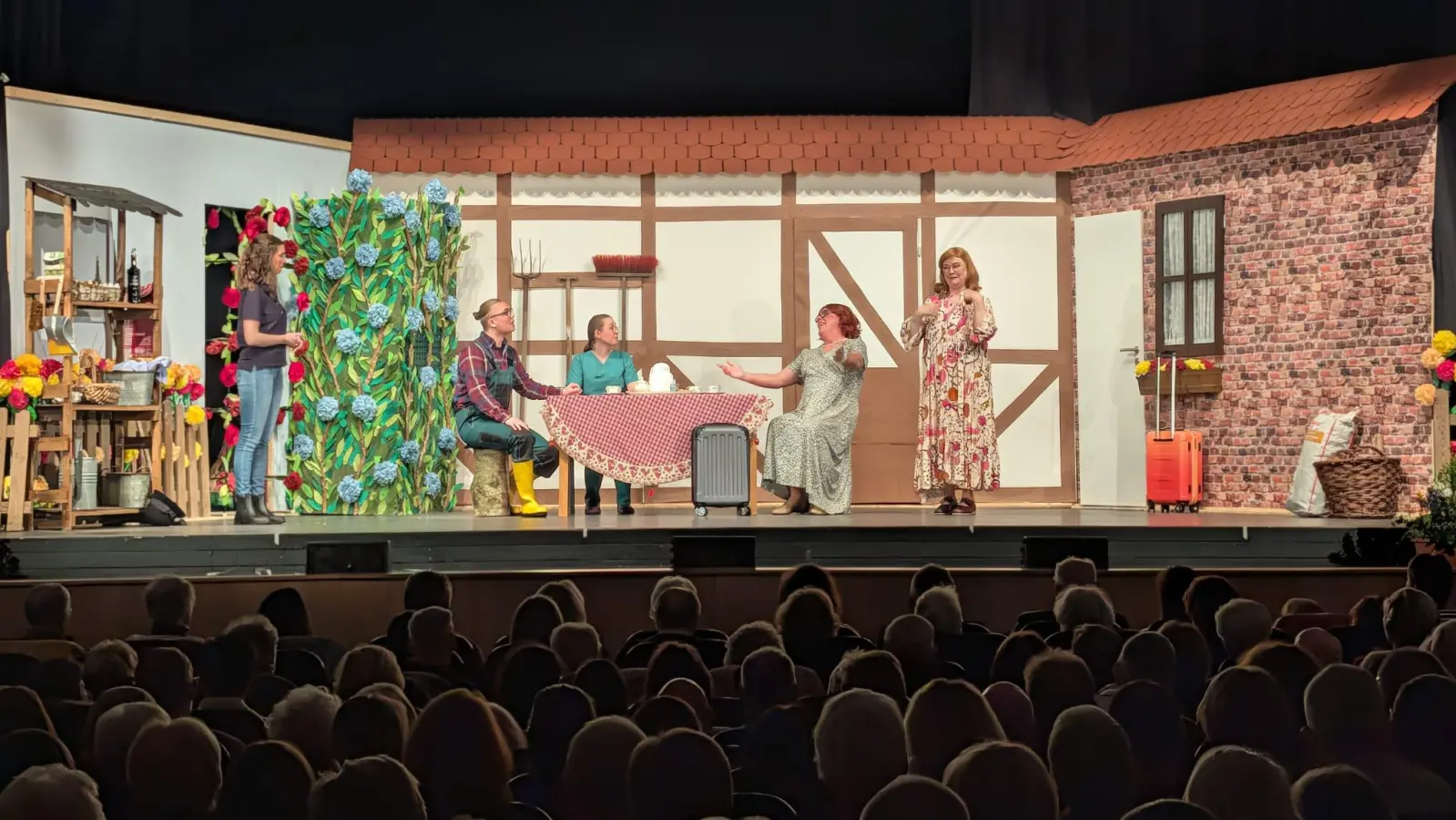 Vor ausverkauftem Haus: Die Laienspielgruppe präsentiert im Stadttheater ihr neues Stück. (Foto: privat)