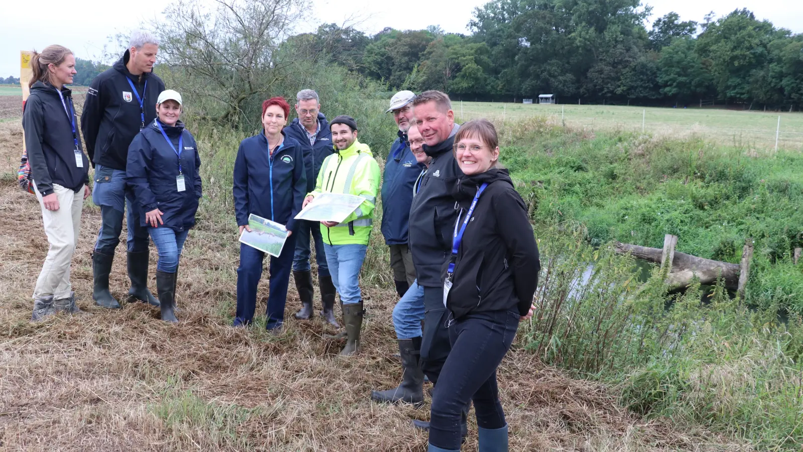 Zu Besuch an der Westaue: Die Jury des Projektes Bach im Fluss. (Foto: gi)