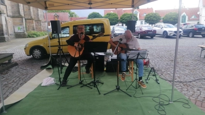 Petra und Uli bei einem Konzert auf dem Kirchplatz. (Foto: privat)