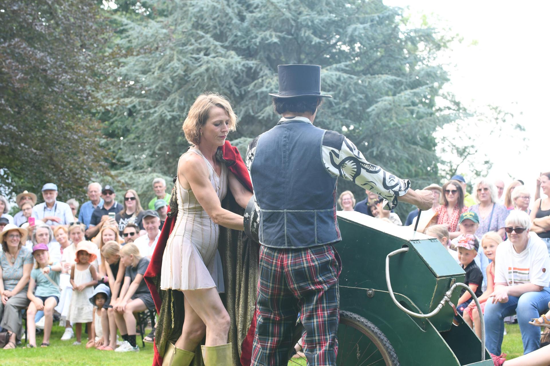Drei Tage lang verwandelte sich das Rittergut Remeringhausen in ein Paradies für Garten- und Kunstliebhaber: Das beliebte Fest „Romantic Garden“ feierte seinen 25. Geburtstag. Bei strahlendem Sommerwetter strömten zahlreiche Besucherinnen und Besucher auf das idyllische Gutsgelände, um ein abwechslungsreiches Programm aus Ausstellungen, Musik und kulinarischen Angeboten zu genießen. Die gut gelaunten Gäste und das hervorragende Wetter sorgten für beste Stimmung, und auch die Aussteller zeigten sich rundum zufrieden. (Foto: nd)