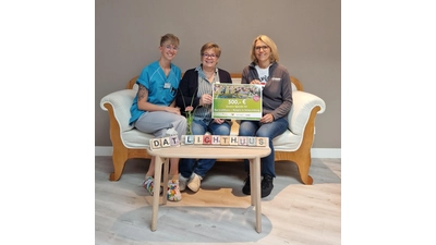 Janine Reinecke und Cordula Wahlmann nehmen den Spendenscheck für das Hospiz von Susanne Tünnermann entgegen.  (Foto: bb)