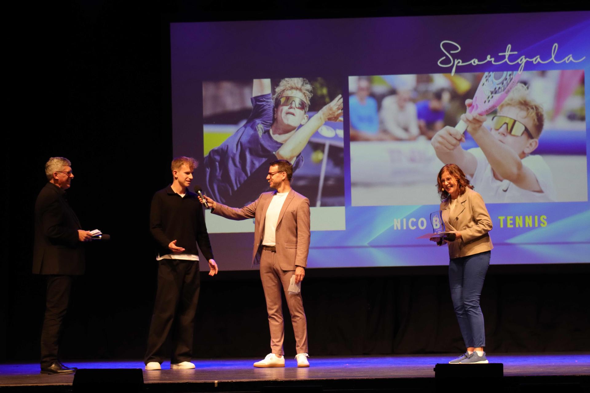 Teil der Show: Kurze Interviews mit den Geehrten. (Foto: tau)